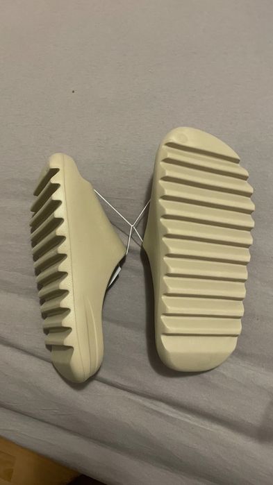 Slapi Adidas Yeezy, marimea 42, 26,5 cm, noi cu etichete crem si negri