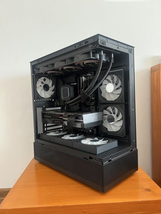 PC gaming - Ryzen 5 7600X, DDR5, 32GB, 1TB SSD fata placa video