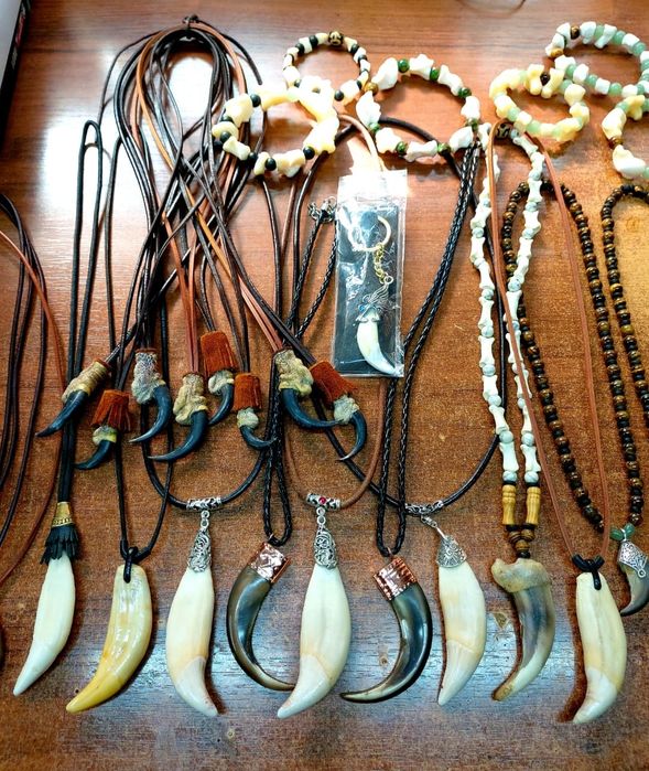 Продам! Изделия ручной работы. Клыки,когти, бусы, брелки.