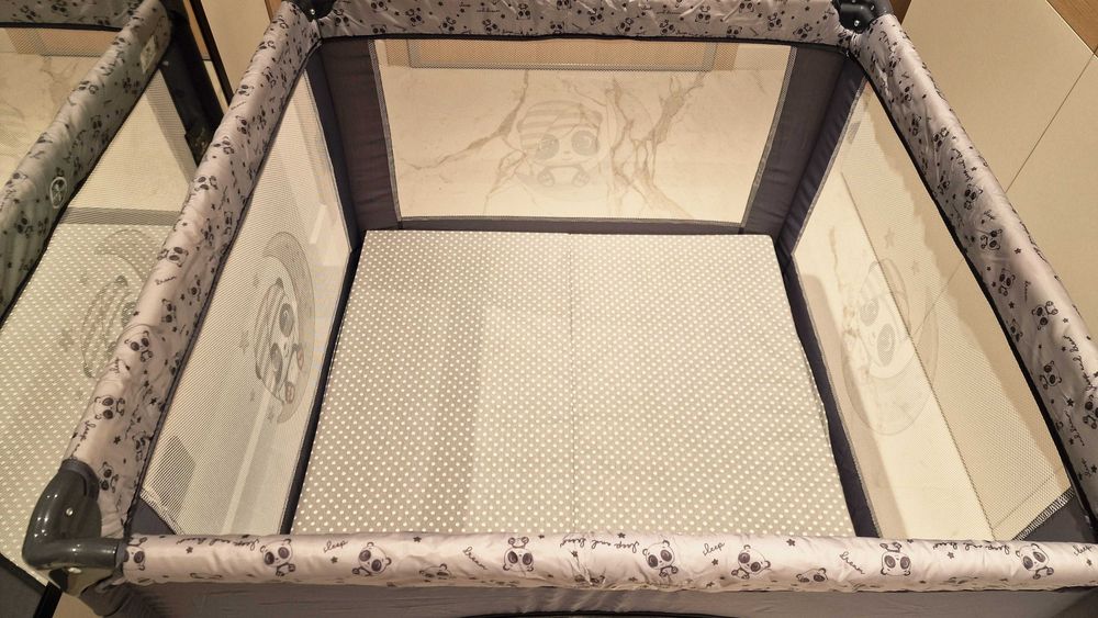 Детска кошара с матраче, подходяща за спане и игра