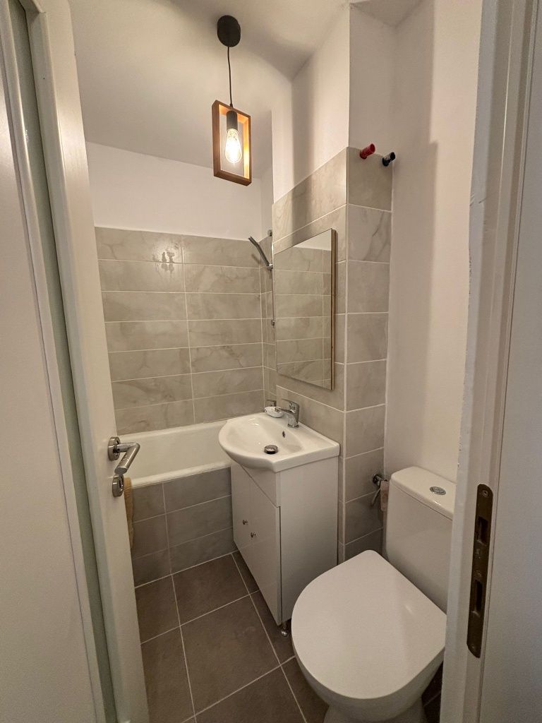 Vând urgent apartament 2 camere, Teiul Doamnei, mobilat și utilat.