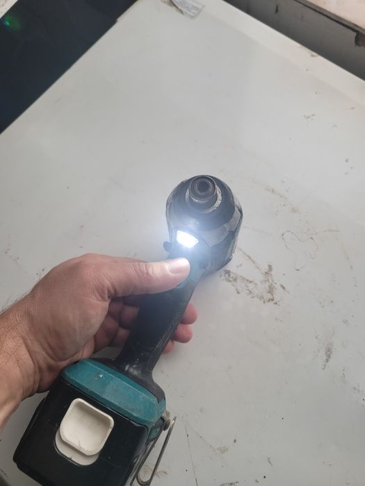 Corp Makita DTD153 impact trecuta de prima tinerete
Se poate pune cu v