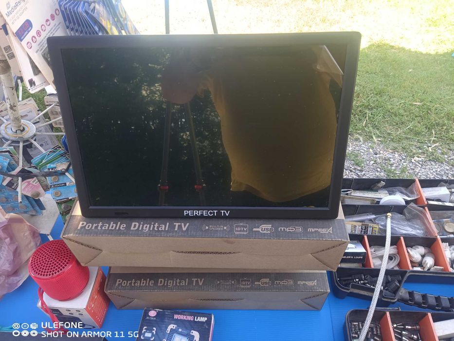 Лед телевизор 12/220в с вграден тунер 15" за каравани и камиони