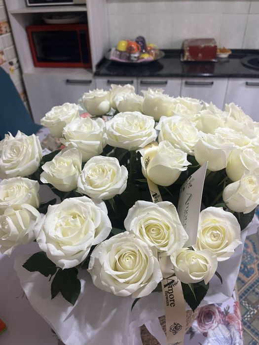 Белый розы срочно продам свежый