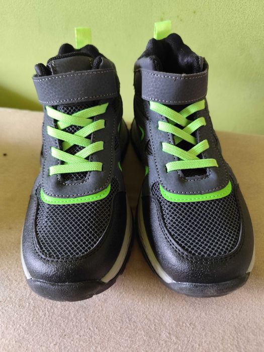 Нови Детски обувки с дълбок грайфер