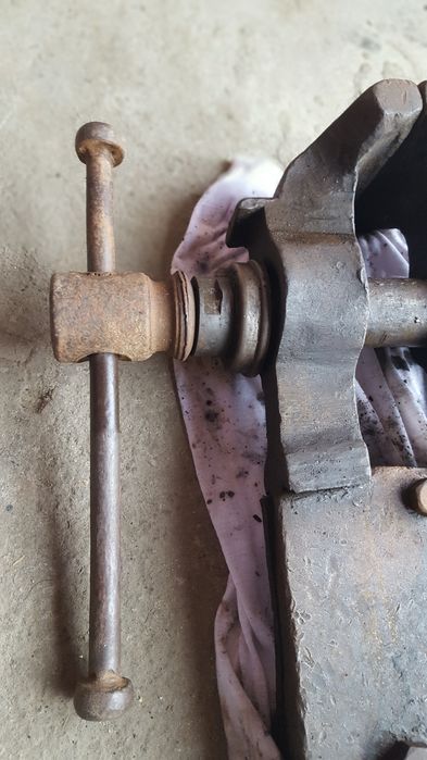 Menghină mare de fierărie.