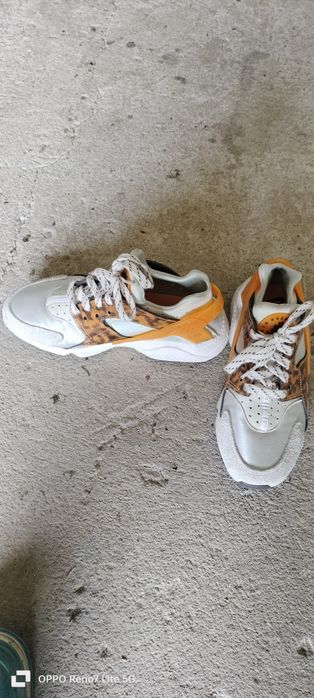 Vând adidași Nike huricane