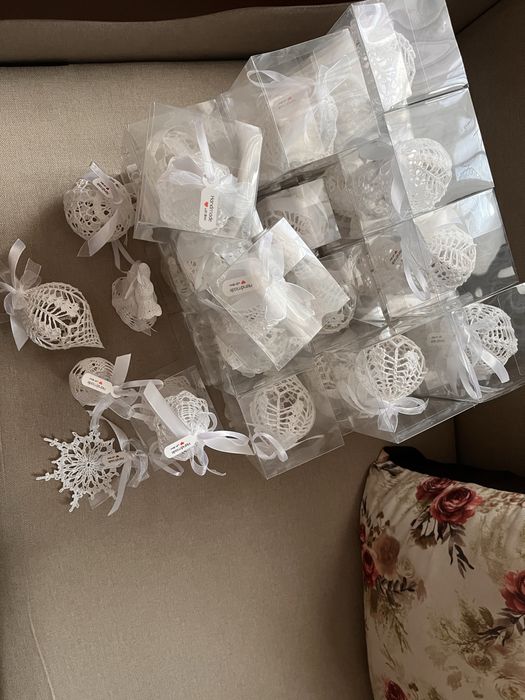 Globuri crosetate manual,pretul difera in functie de marime,model