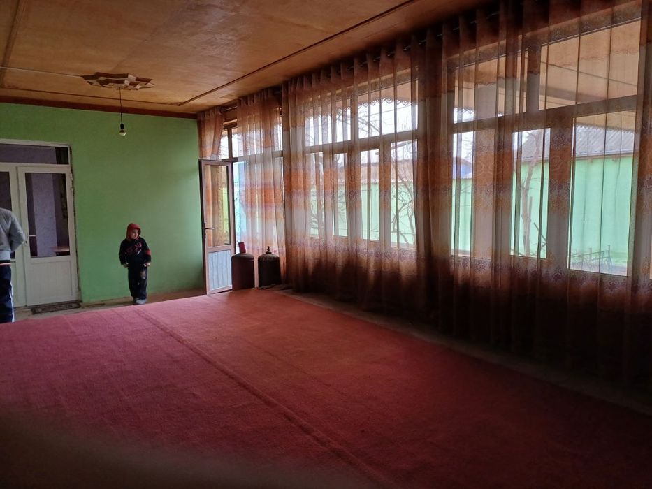 Andijon viloyatining Asaka tumanida yaxshi ahvollari zoʻr uy sotiladi.