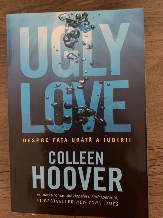 Vand carte Colleen Hoover
