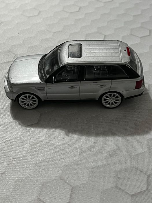 Vând mașina de jucărie ( Range Rover )