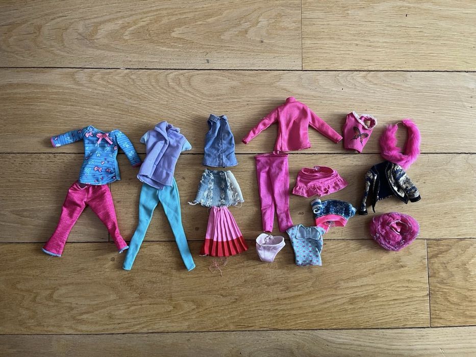 Barbie la TV set 4 papusi si accesorii