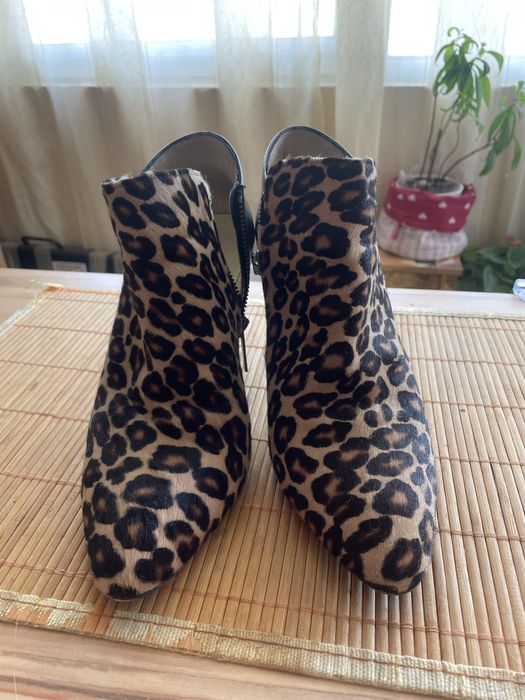 Елегантни кожени дамски боти