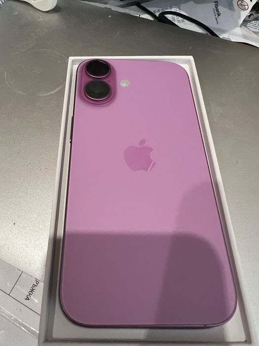 iPhone 16 Розов нов с фактура от Technopolis