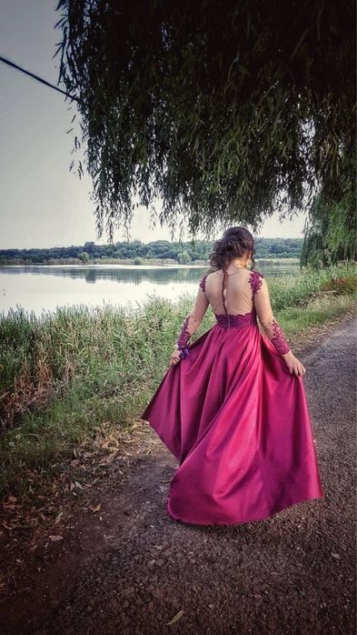 Rochie cu crapatura pe picior si trena