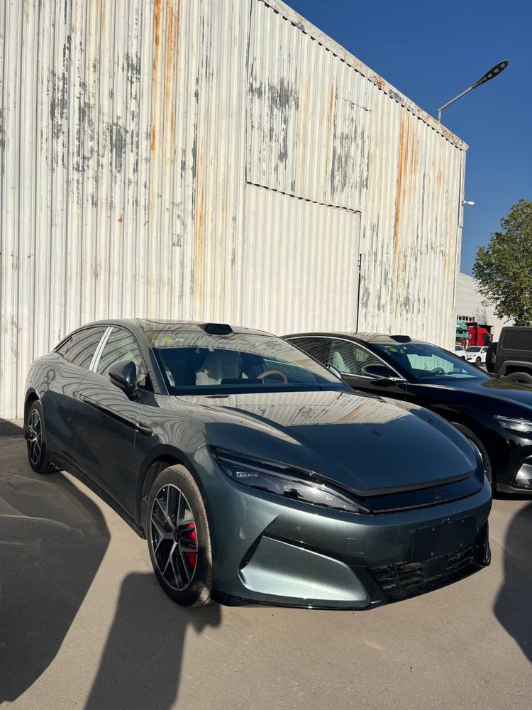 BYD HAN L 2025 yil 1000 ta ot kuchi 2.7 sekund 100 ga