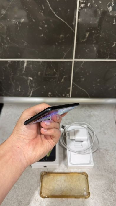 iPhone SE 2020 в отличном состоянии