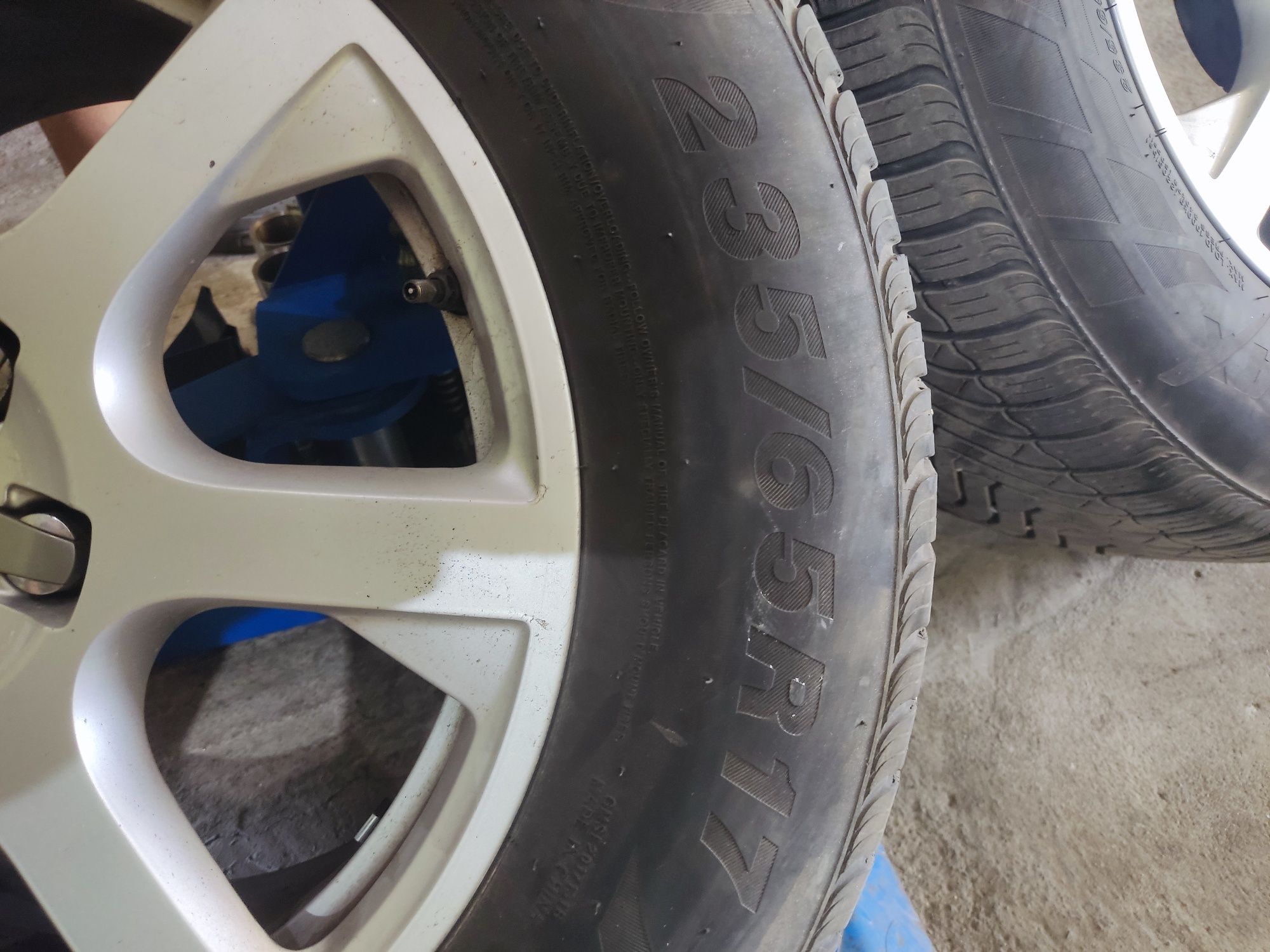 Продават се само гумите без джанти GripMax 235-65-17ки Дот 23