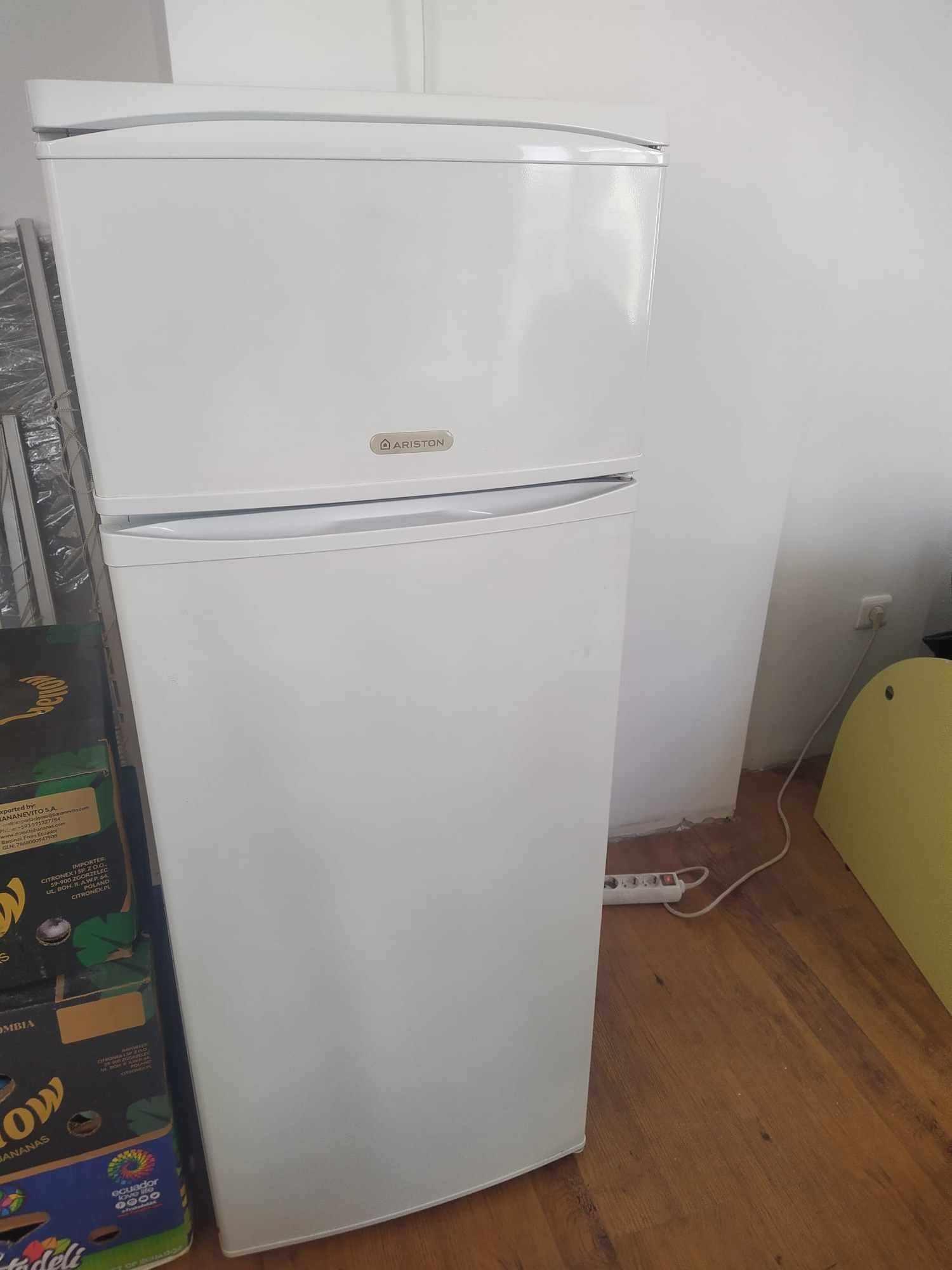 Хладилник с горен фризер