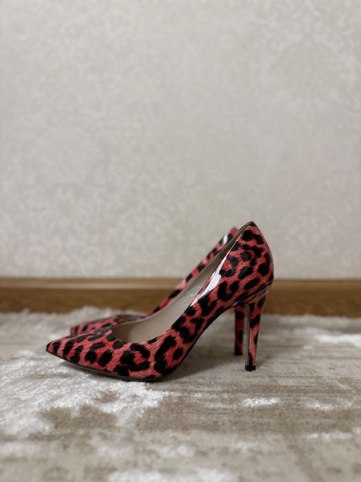 Пятнистые туфли на шпилке