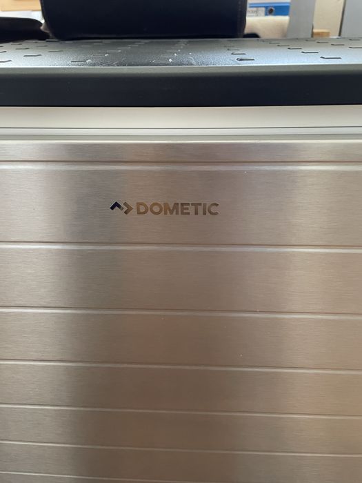 Dometic хладилник на 12/220 волта и газ за къмпинг