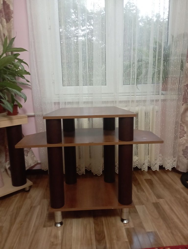 Продается столик для ноутбука можно и цветов.