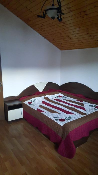 Inchiriere de revelion vila cu 8 camere si corp cu 4 camere