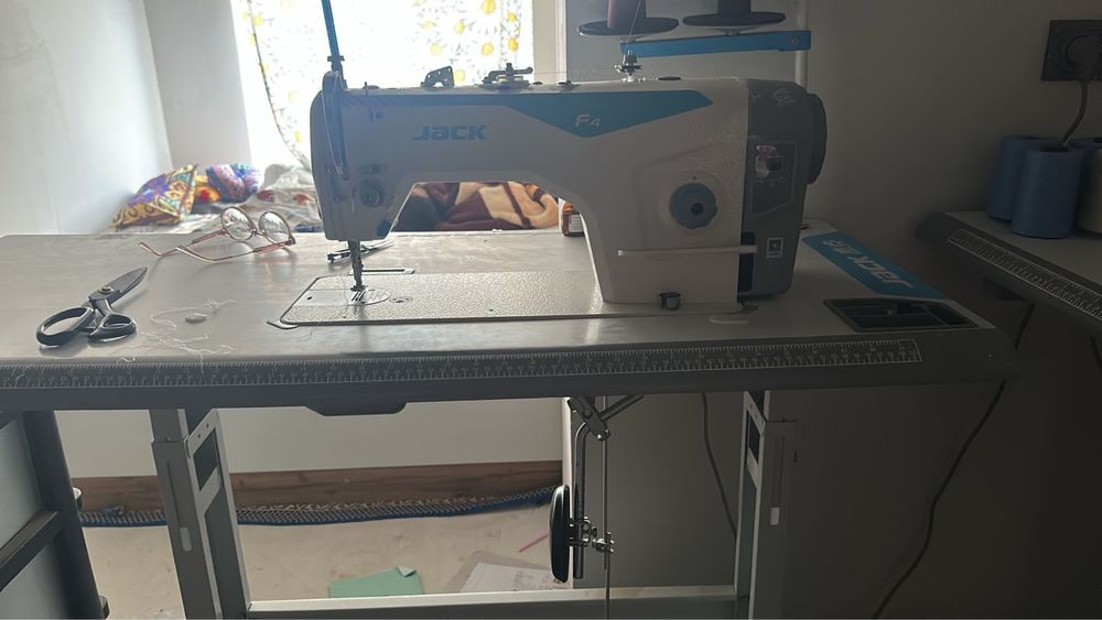 Швейная машина jak F4