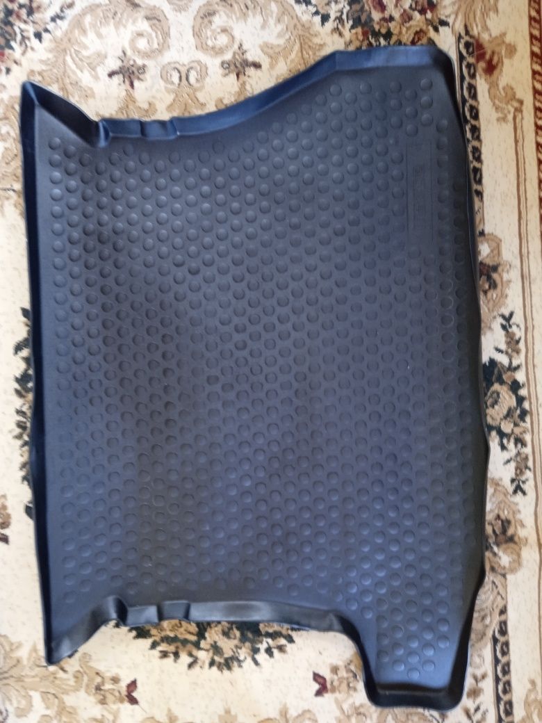 Продам коврик для багажного отделения на автомобиль Мазда