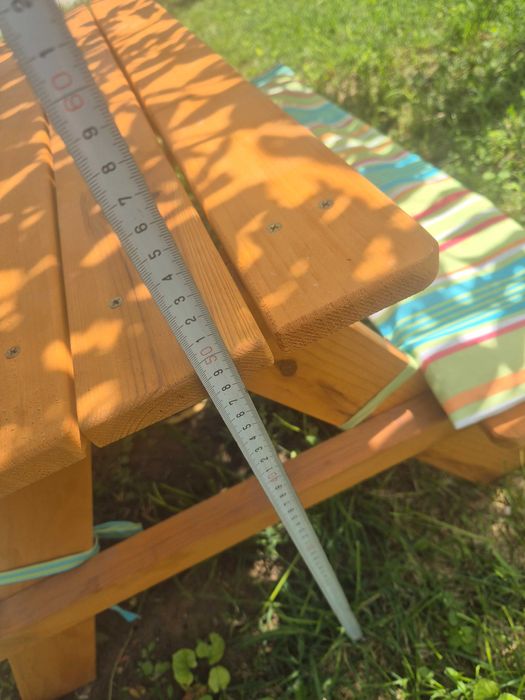 Дървена масичка с пейки