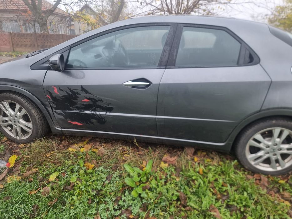 Dezmembrez Honda civic 1.8 i-vtec 2010