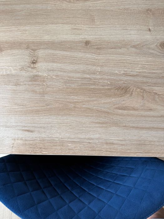 Vând masa cu baza metalică pentru living sau bucătărie și 6 scaune