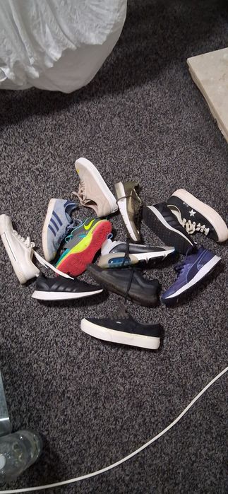 Vand adidasi 100 lei oricare pereche