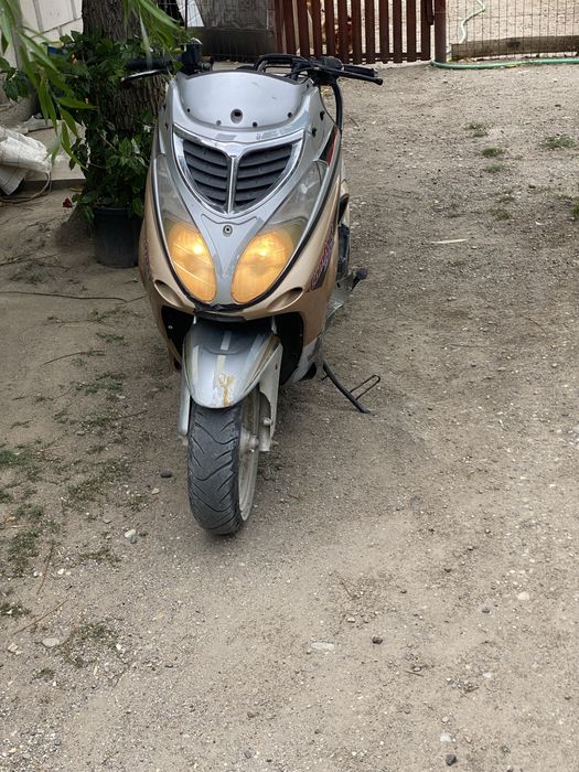 vând scuter 150 cc