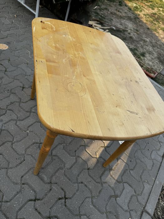 Стол стуля в состояние деревянный