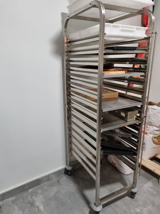 Căruț inox 15 tavi pe roți.