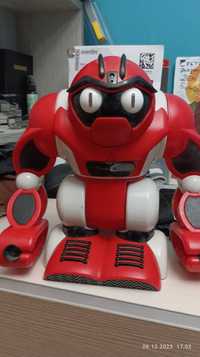 Робот- Бонбот- интерактивна играчка