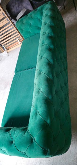 Canapea verde chesterfild