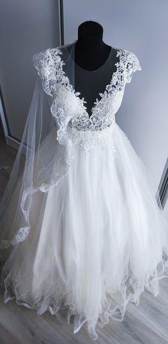 Rochie de mireasa 
O singura purtare,marime s-m
Curățare profesi