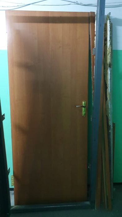 Продам дверь межкомнатную с замком, коробкой