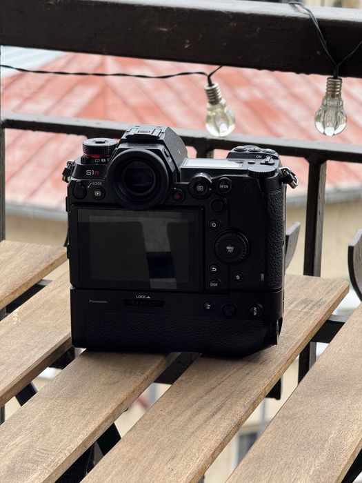 Panasonic Lumix s1r cu grip, 4 acumulatori si cf express 1tb