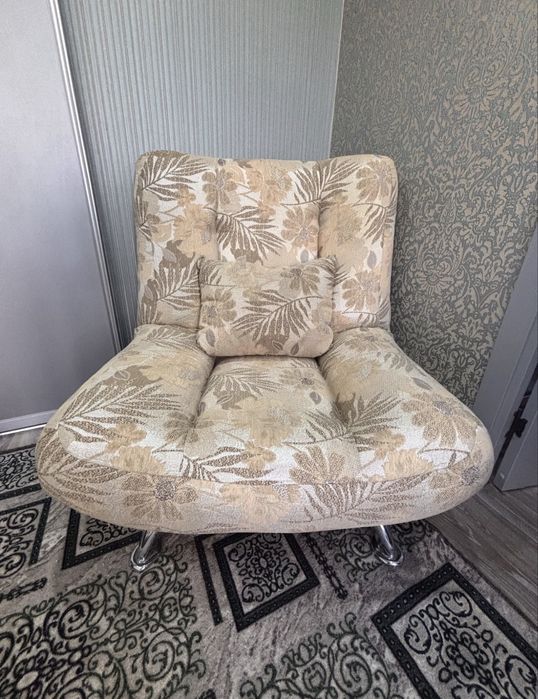 Кресла мягкие одинаковые  2 штуки