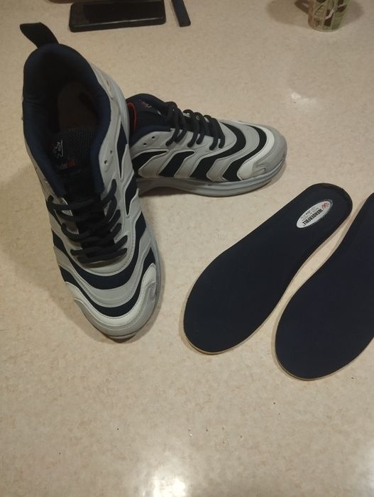 Продаю мужские кроссовки.