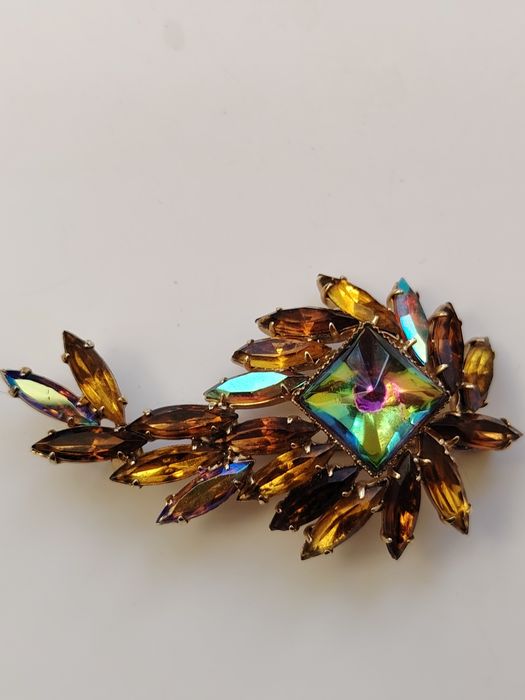 Продам винтажную красивую брошь.