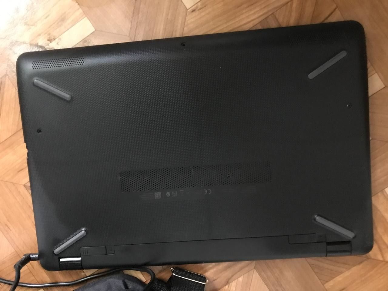 Ноут HP 15-bs704 работает без повреждений зарядка есть