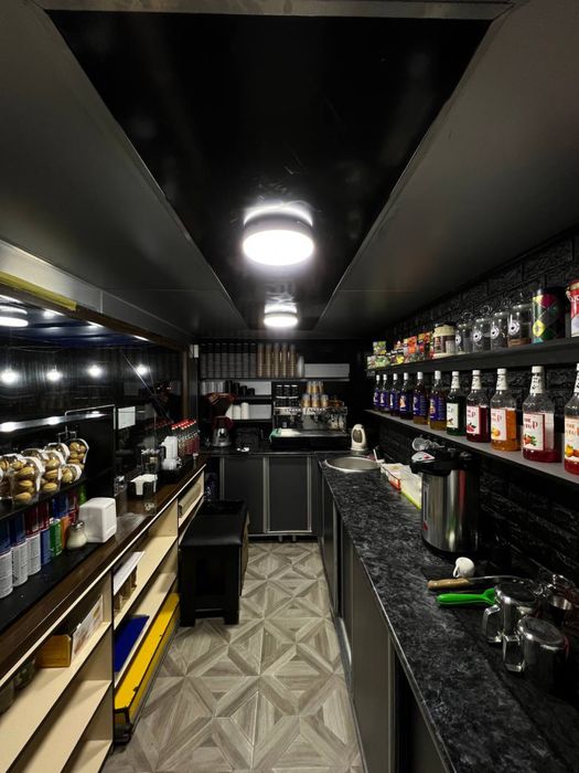 Coffee truck hamma jihozlari bilan sotiladi.