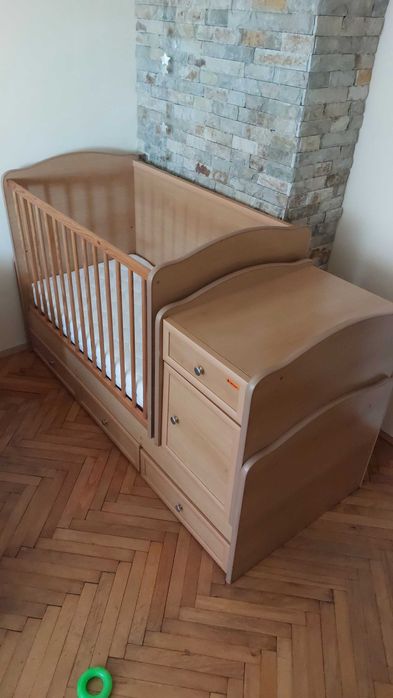 Детско креватче с люлеещ механизъм