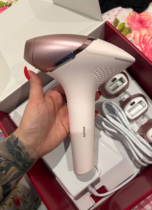 Фотоепилатор Philips Lumea 9000