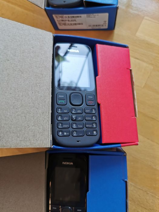 Vând Nokia 110 telefon cu butoane,cutie, încărcător, hands free