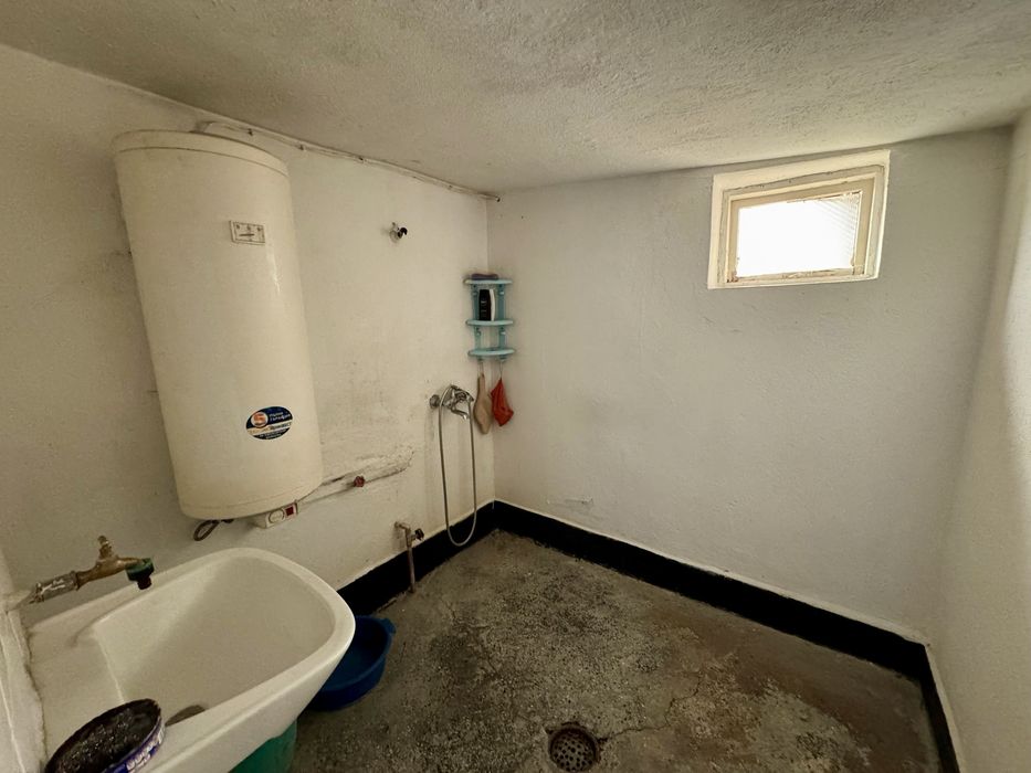 Самостоятелна Къща с Гараж до Очна Клиника “Тасков” , гр. Търговище